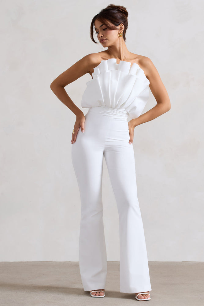 Nicia – Combinaison blanche à jambes evasées et volants sans bretelles Combinaisons mariage The Wedding Explorer