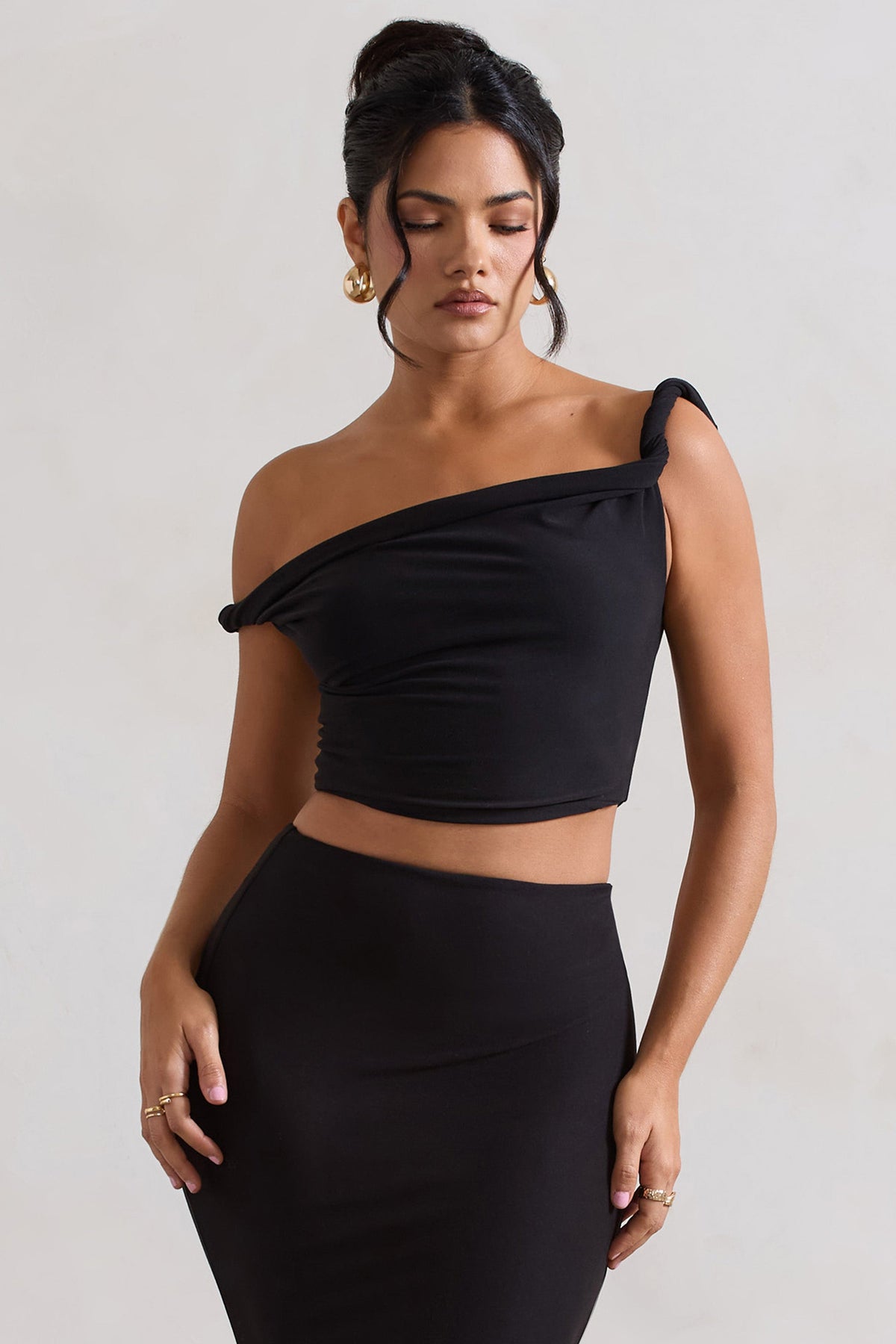 Sami | Crop top noir torsadé décolleté asymétrique torsadé