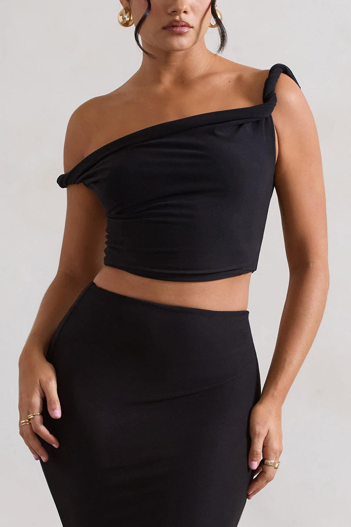 Sami | Crop top noir torsadé décolleté asymétrique torsadé