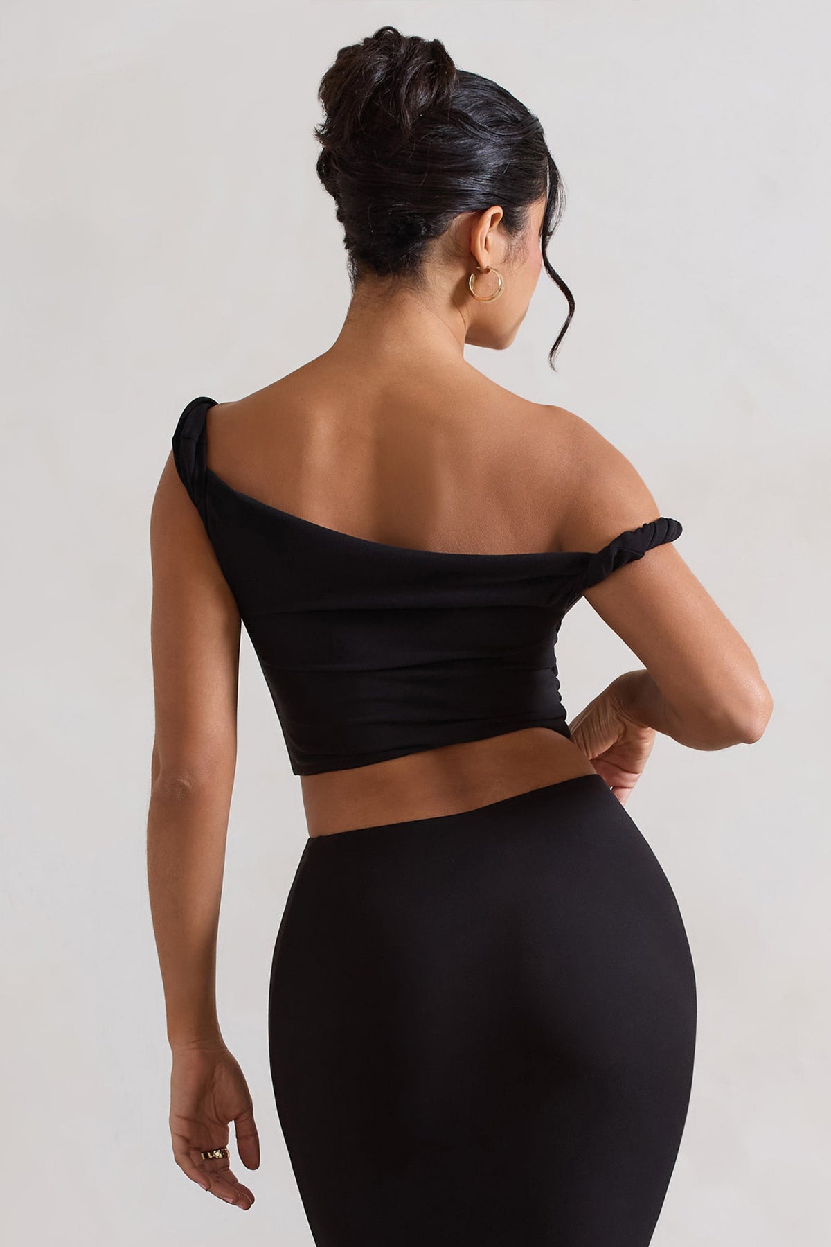Sami | Crop top noir torsadé décolleté asymétrique torsadé