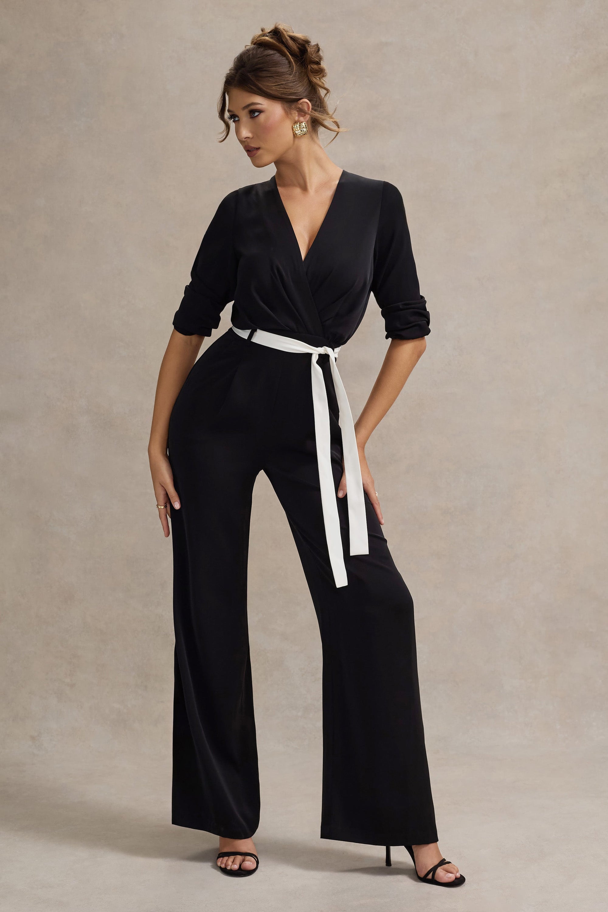 Ruba | Combinaison noire ajustée à décolleté plongeant nouée à la taille
