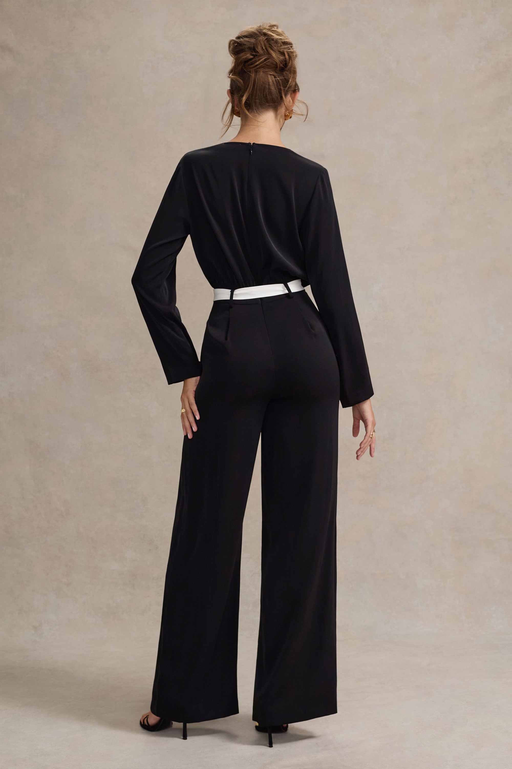 Ruba | Combinaison noire ajustée à décolleté plongeant nouée à la taille