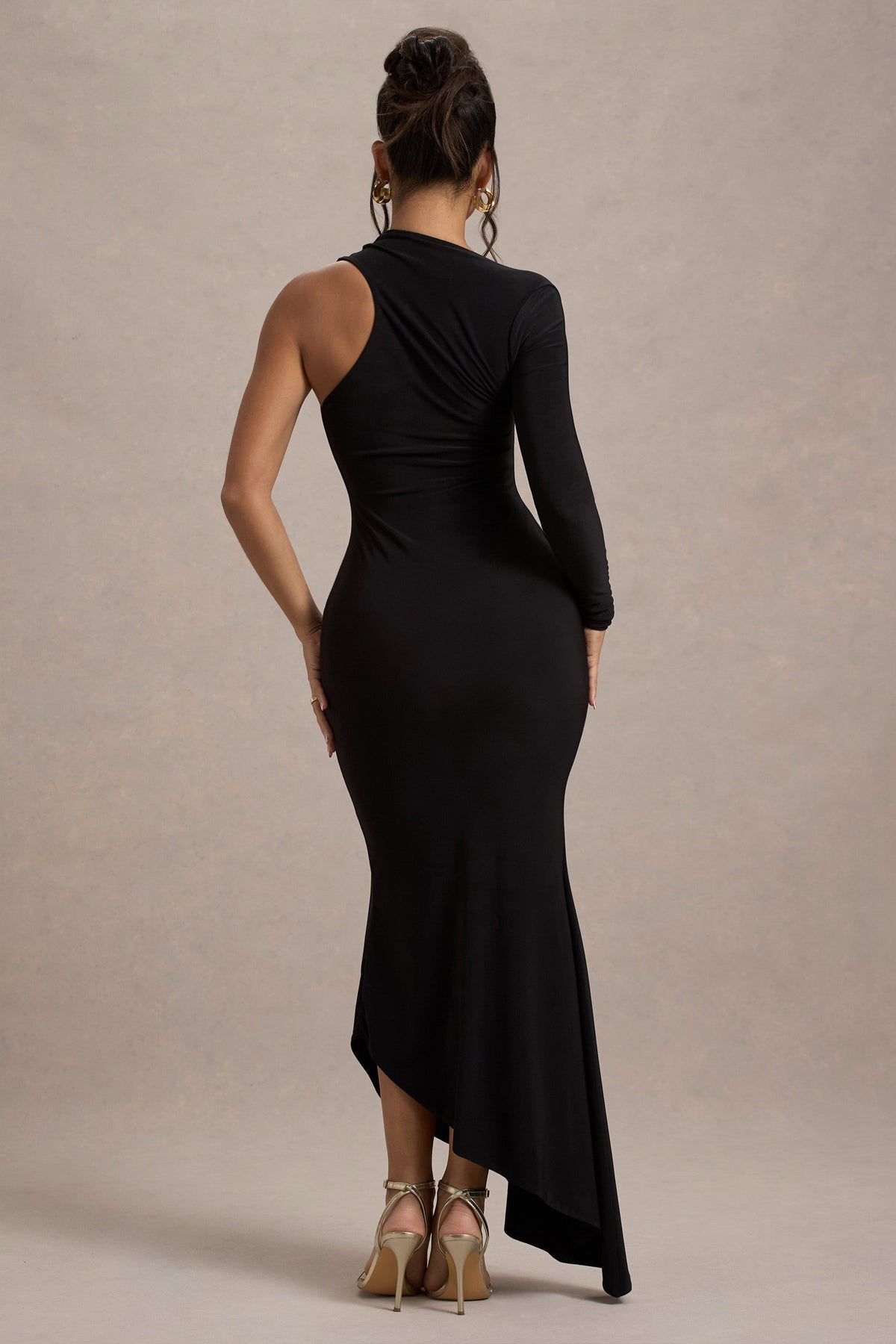 Orsa | Robe longue noire asymétrique à une manche