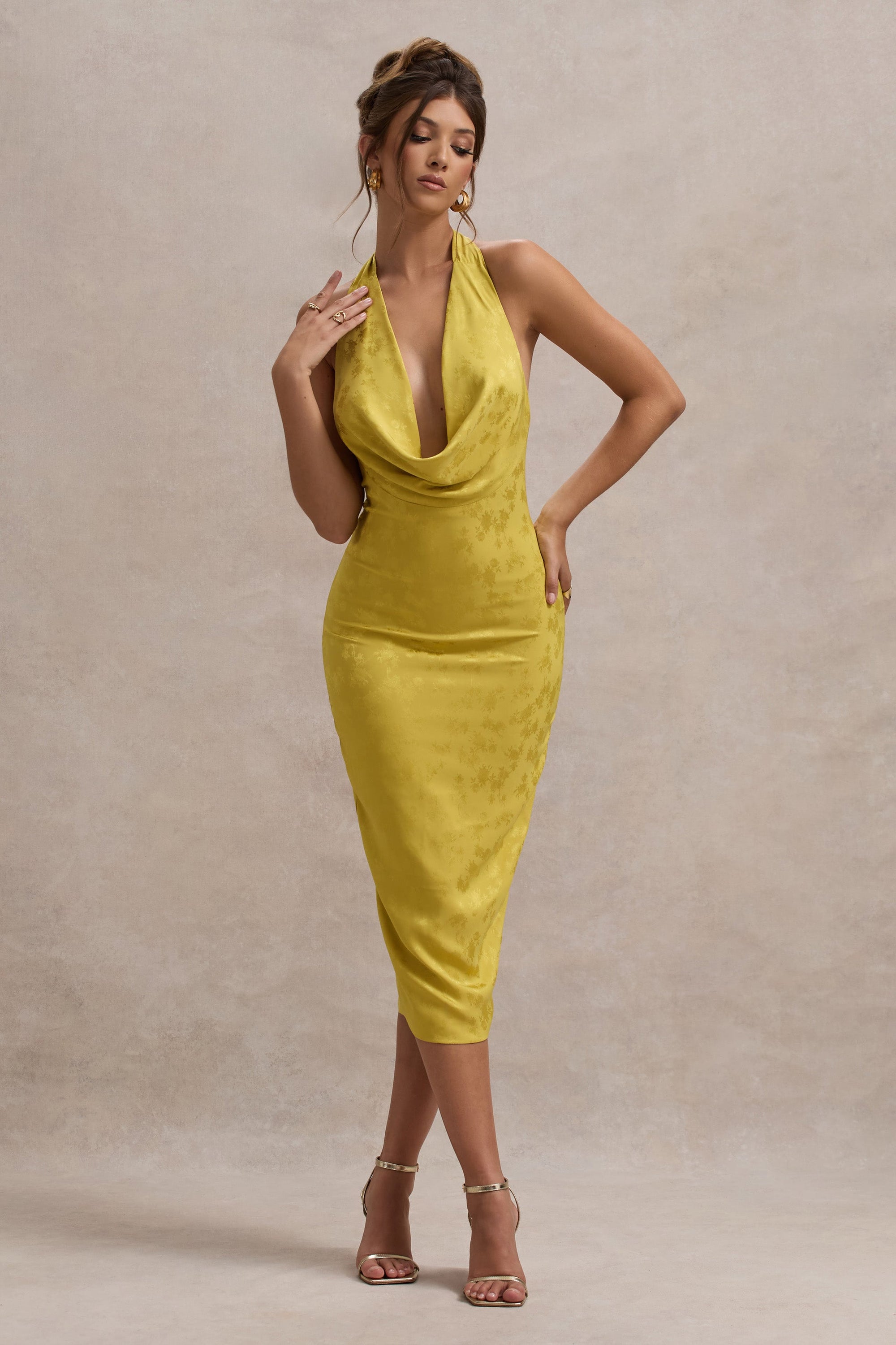 Maciza | Robe mi-longue en jacquard satin moutarde à col bénitier