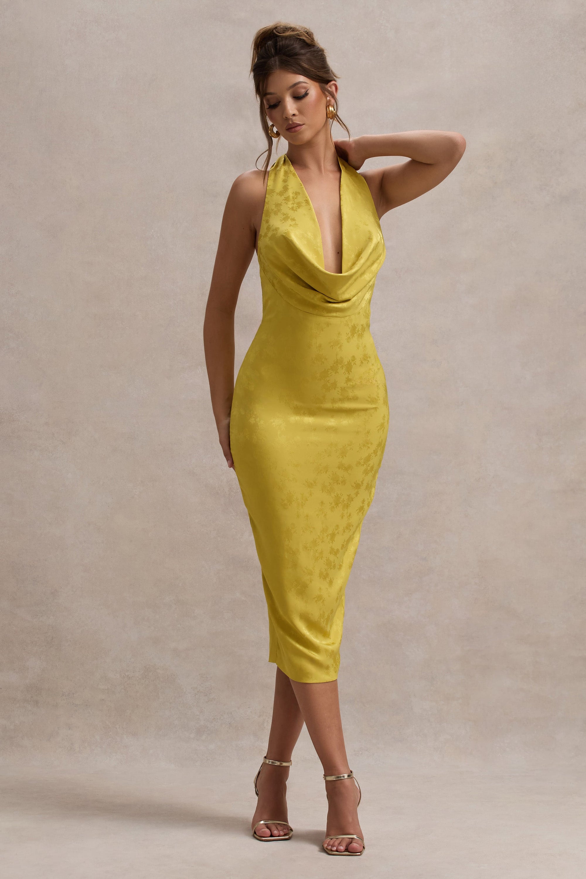Maciza | Robe mi-longue en jacquard satin moutarde à col bénitier