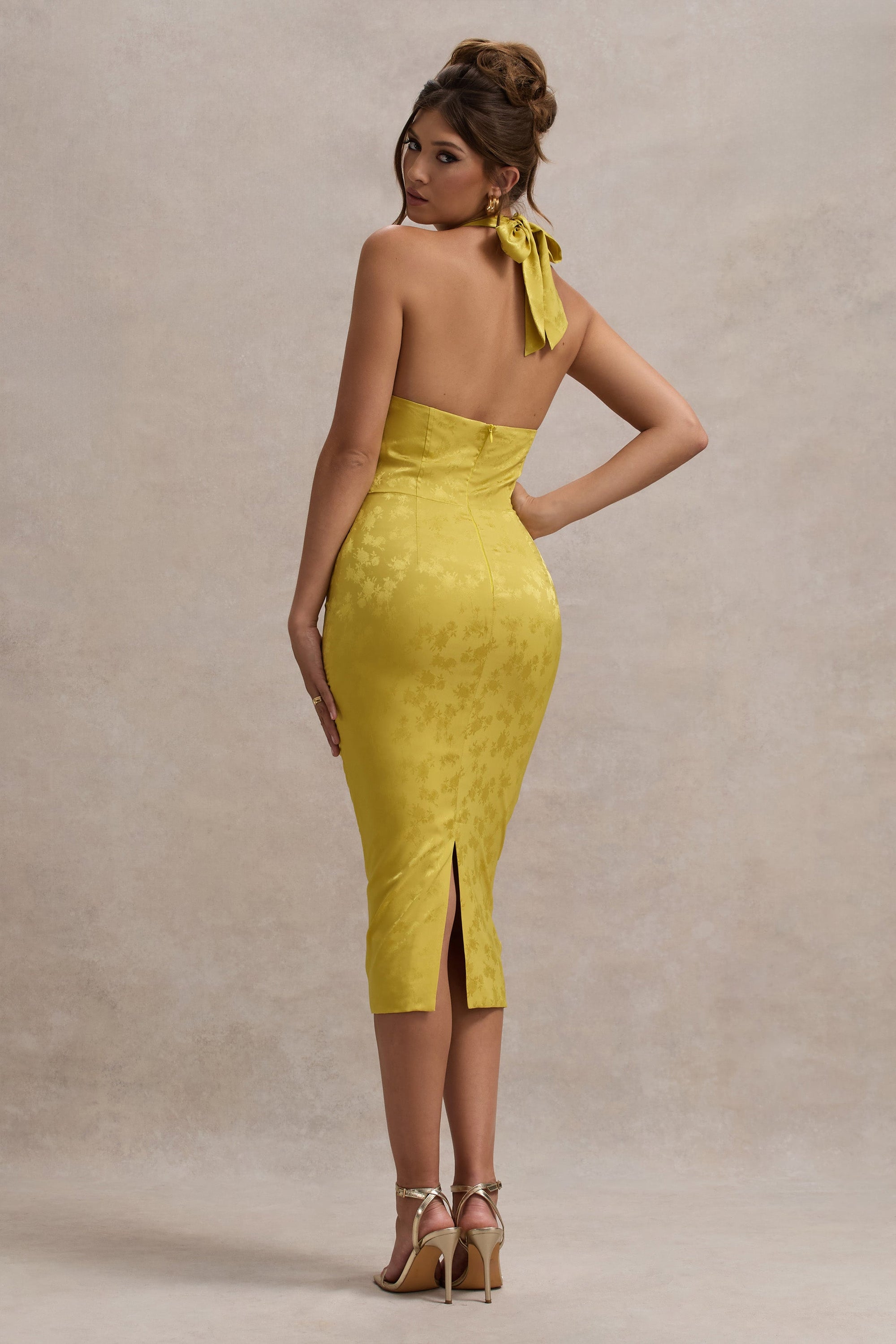 Maciza | Robe mi-longue en jacquard satin moutarde à col bénitier
