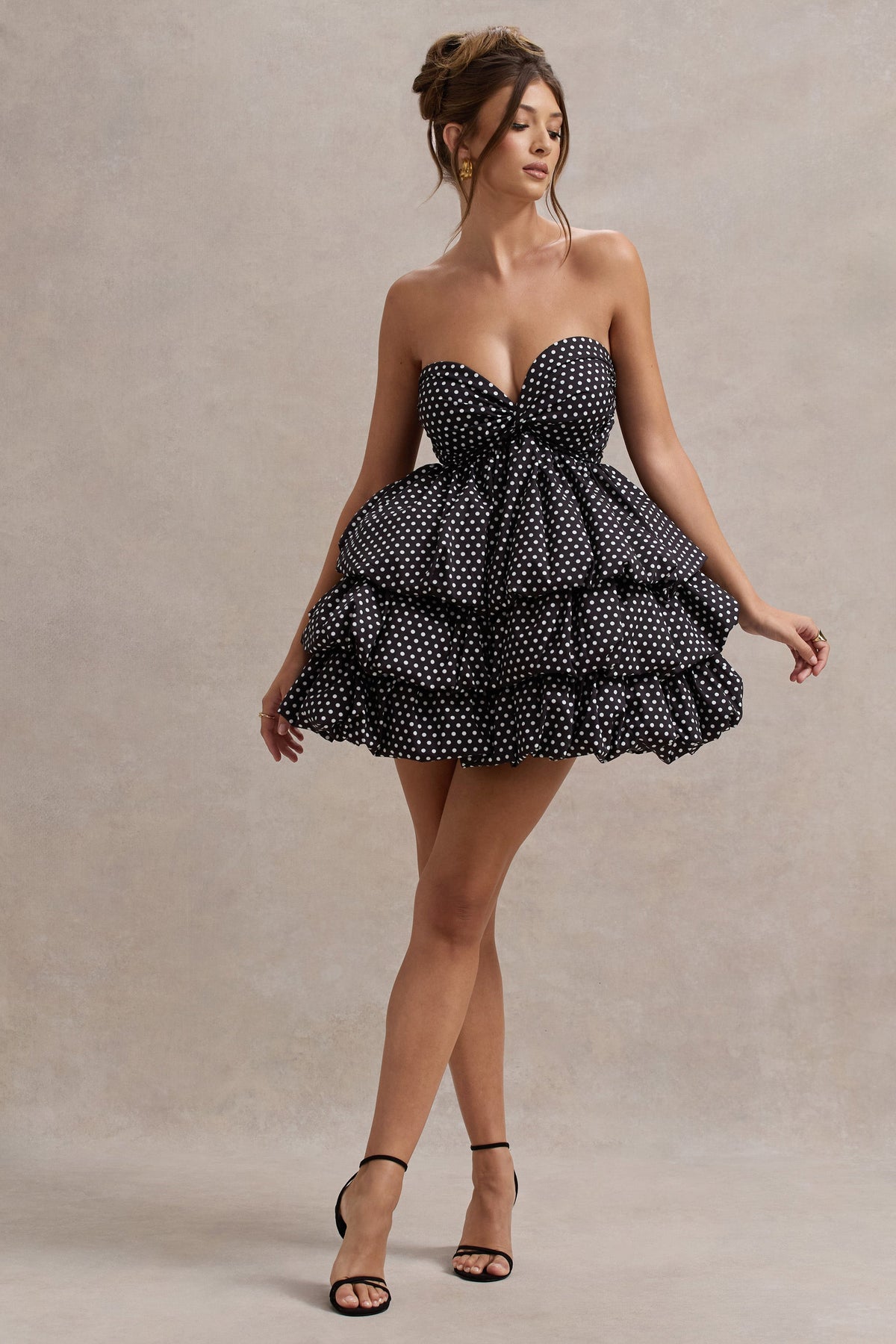 Pepper | Mini-robe noire à pois sans bretelles avec volants