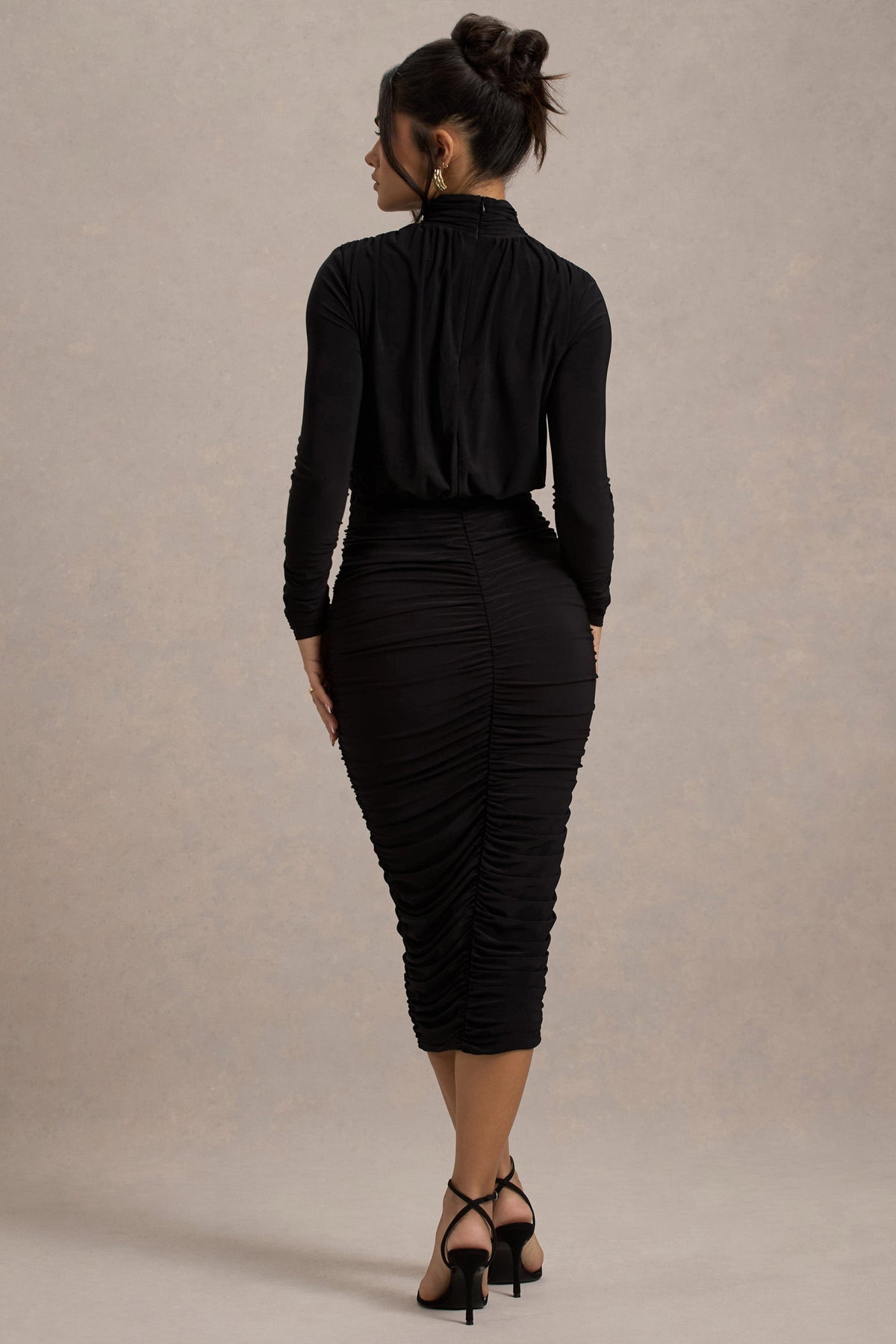 Dasha | Robe midi noire à manches longues froncée avec col montant