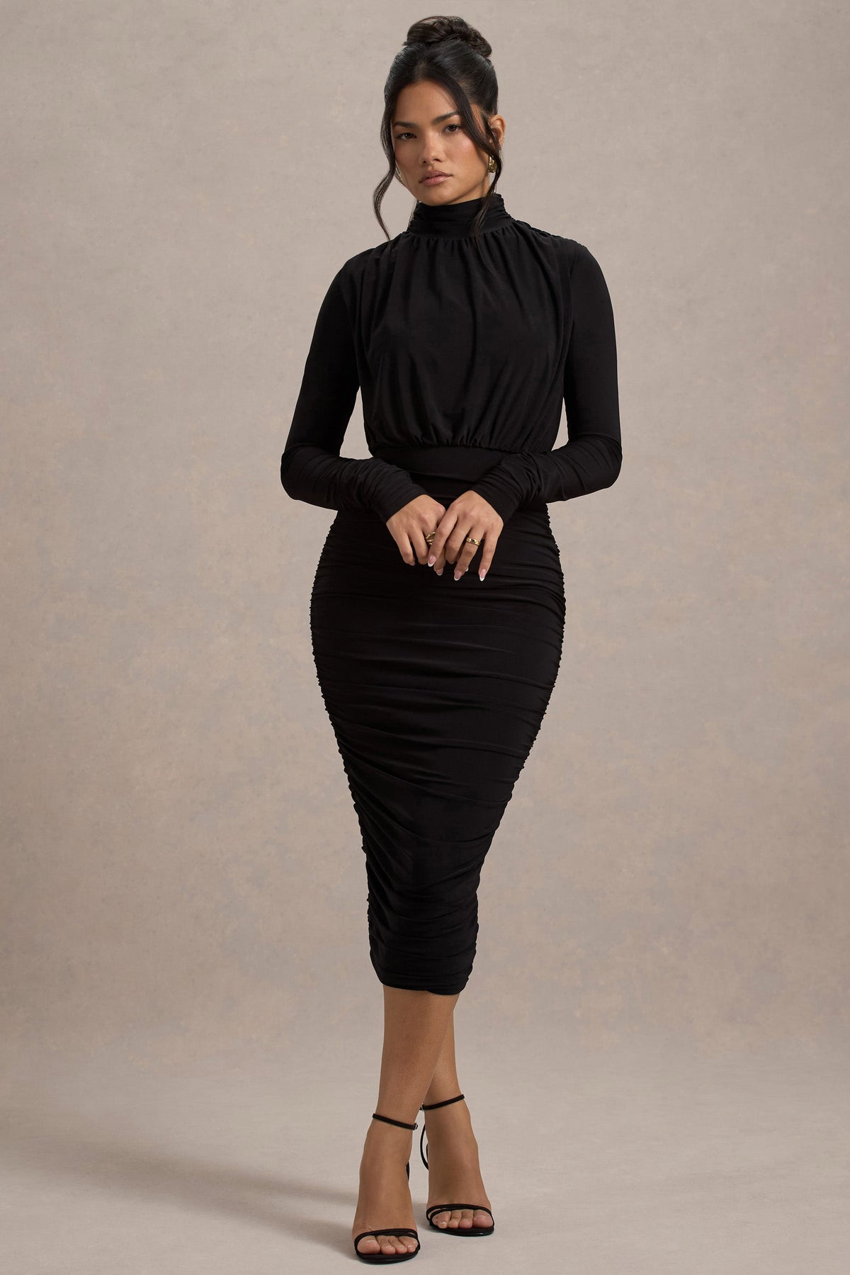 Dasha | Robe midi noire à manches longues froncée avec col montant
