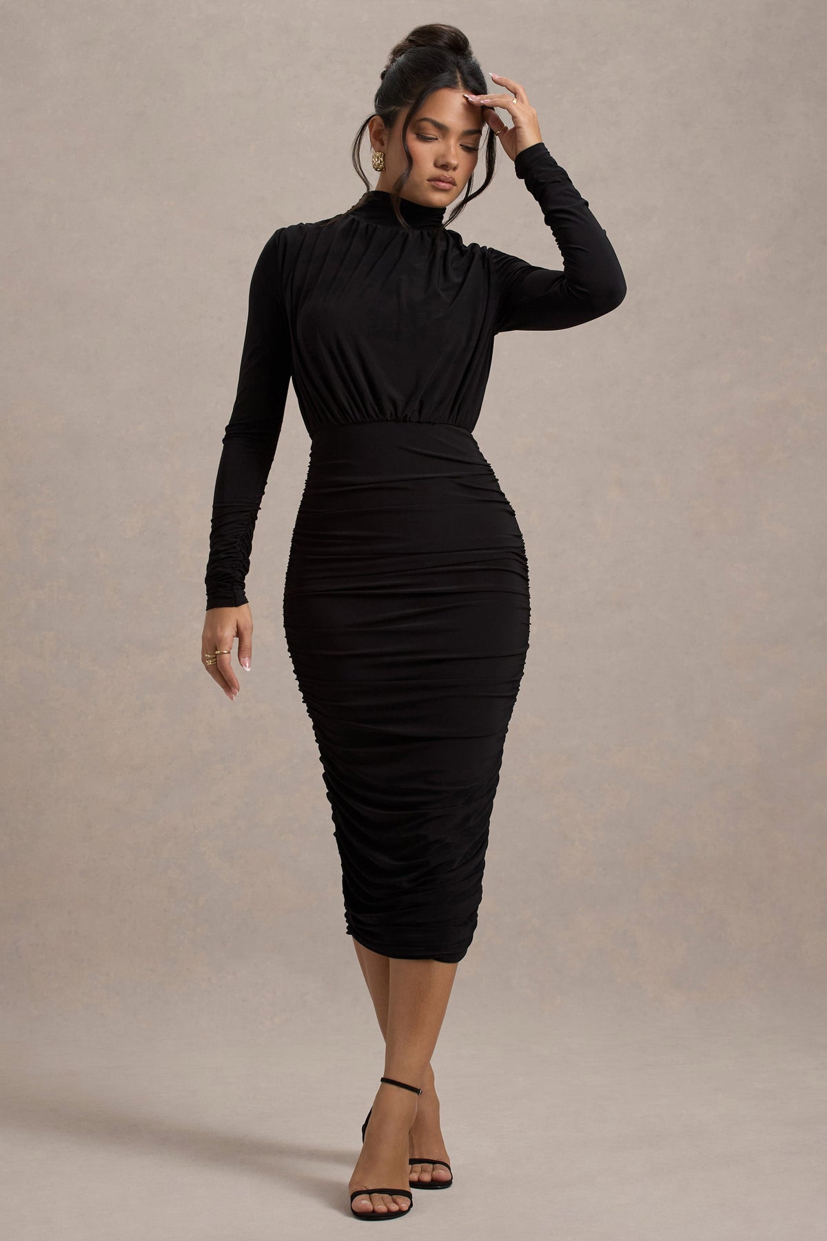 Dasha | Robe midi noire à manches longues froncée avec col montant
