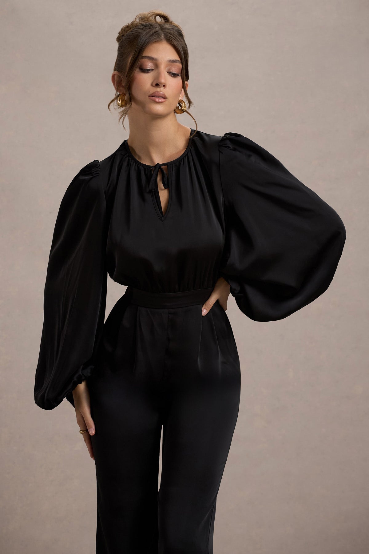 Suzanna | Combinaison large en satin noir à manches bouffantes