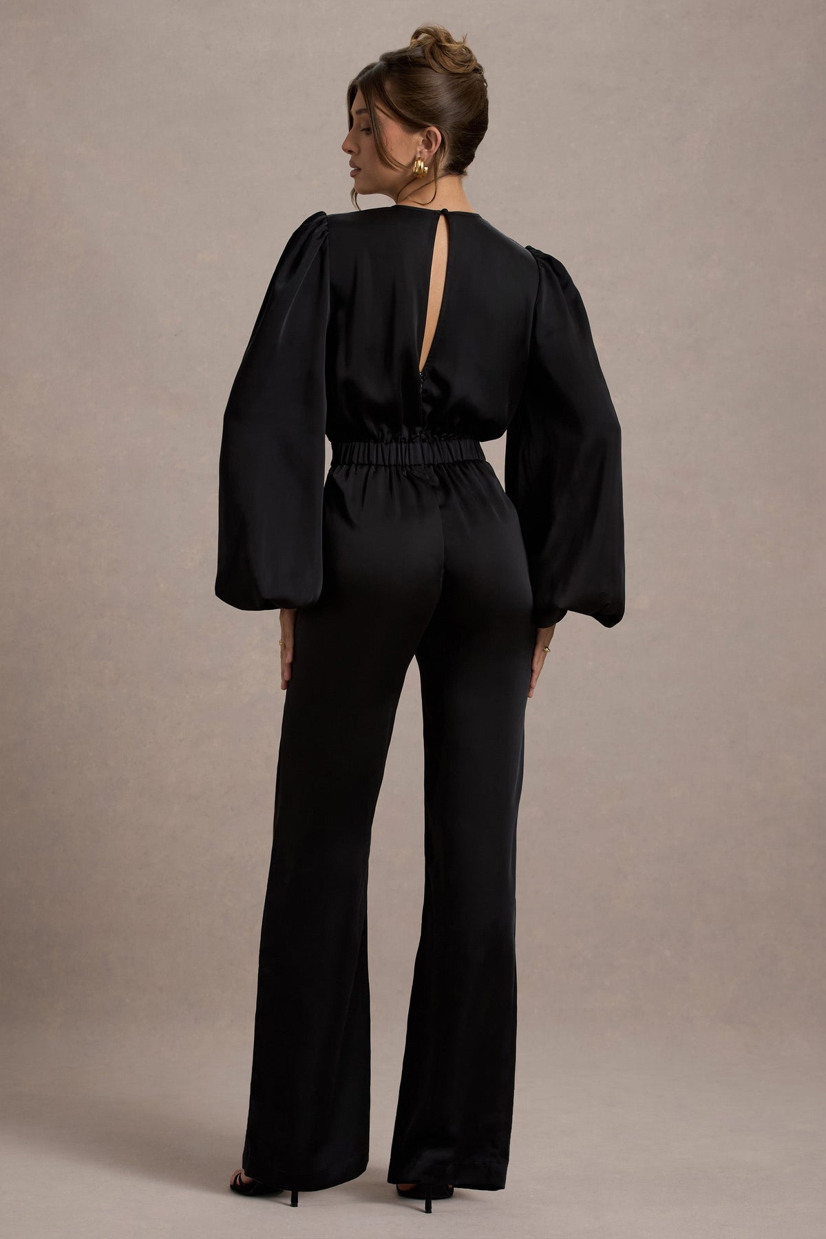 Suzanna | Combinaison large en satin noir à manches bouffantes