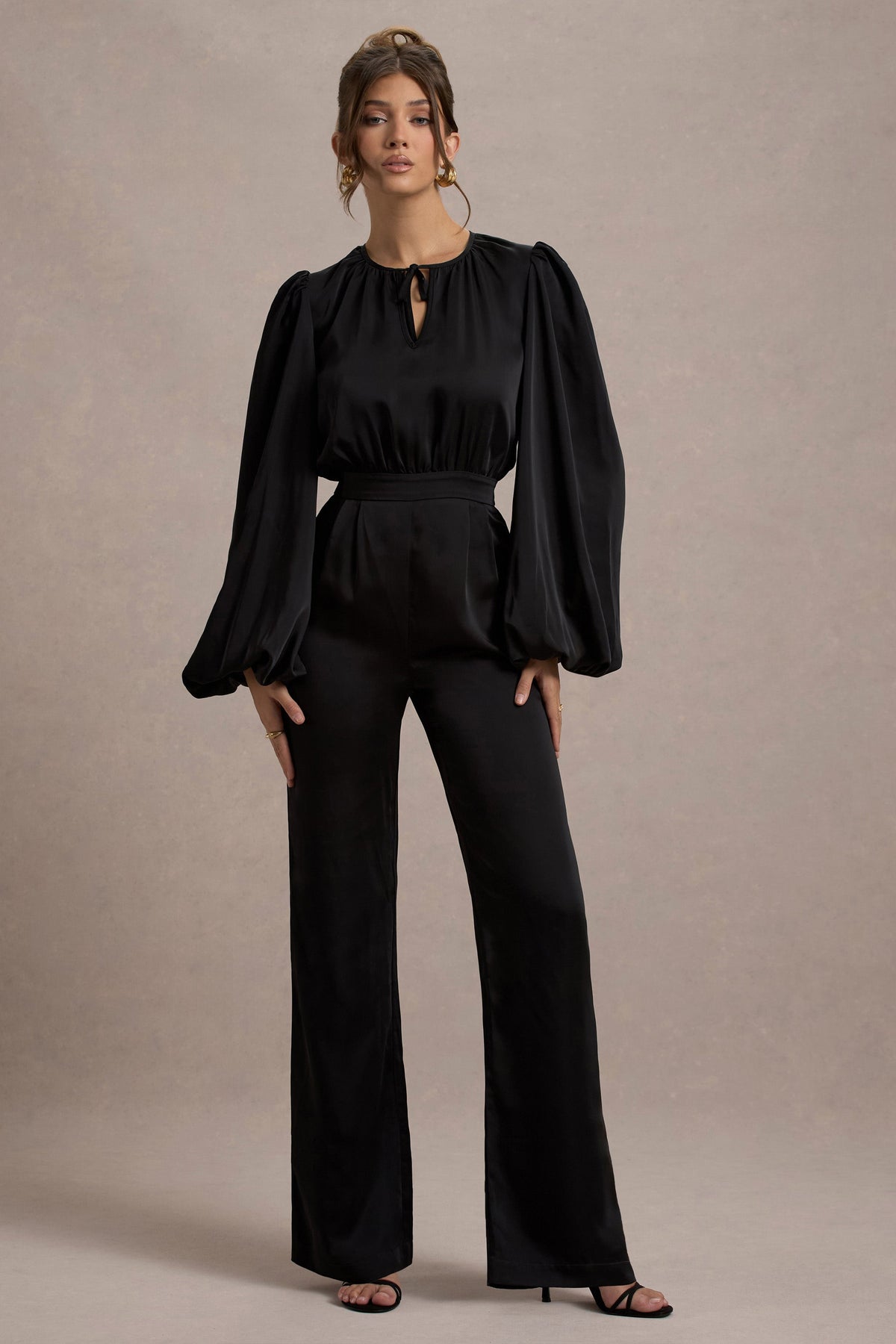 Suzanna | Combinaison large en satin noir à manches bouffantes