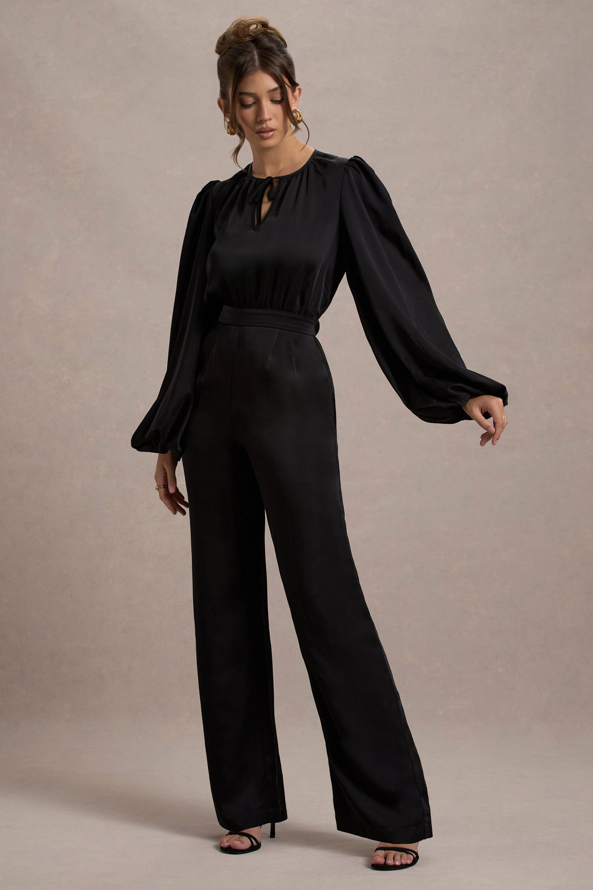Suzanna | Combinaison large en satin noir à manches bouffantes