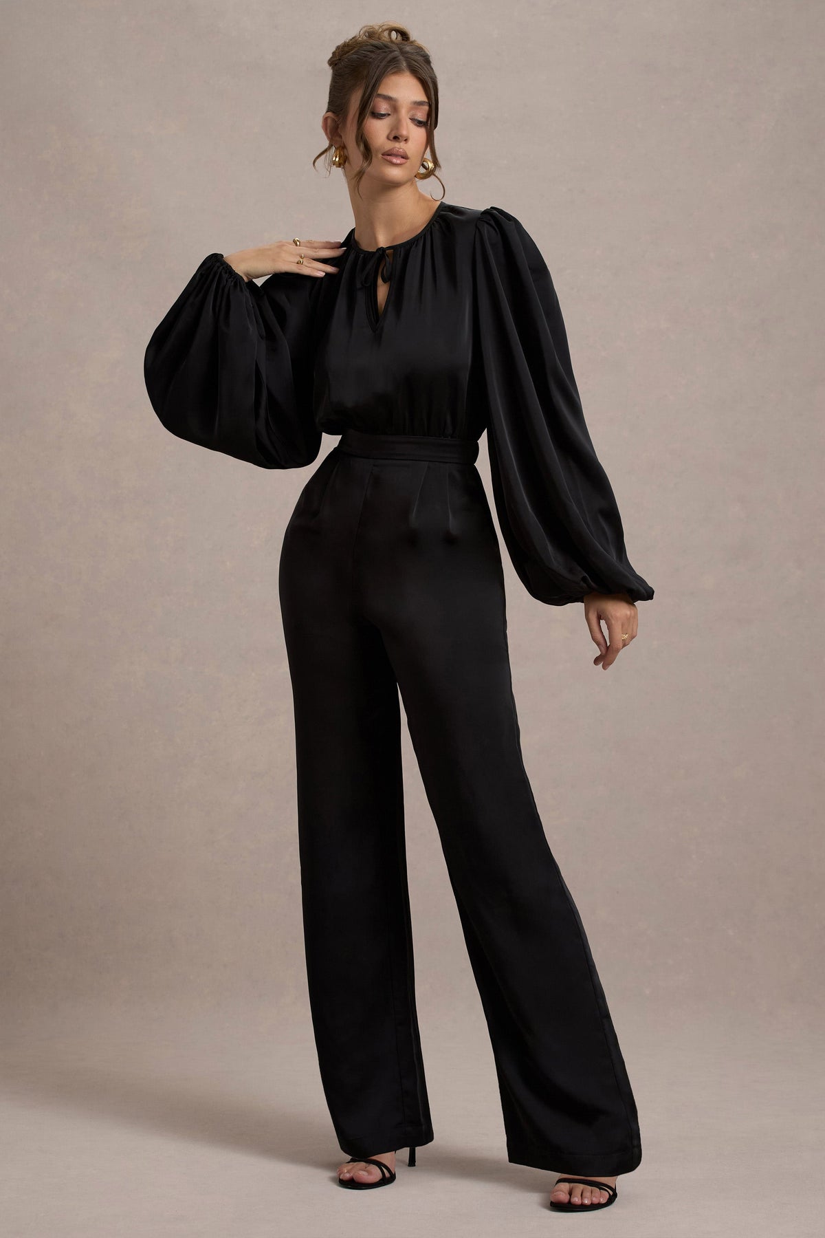 Suzanna | Combinaison large en satin noir à manches bouffantes