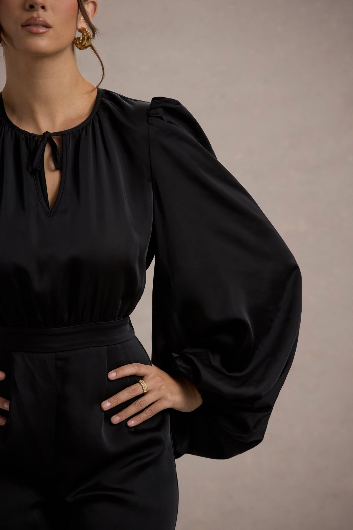 Suzanna | Combinaison large en satin noir à manches bouffantes