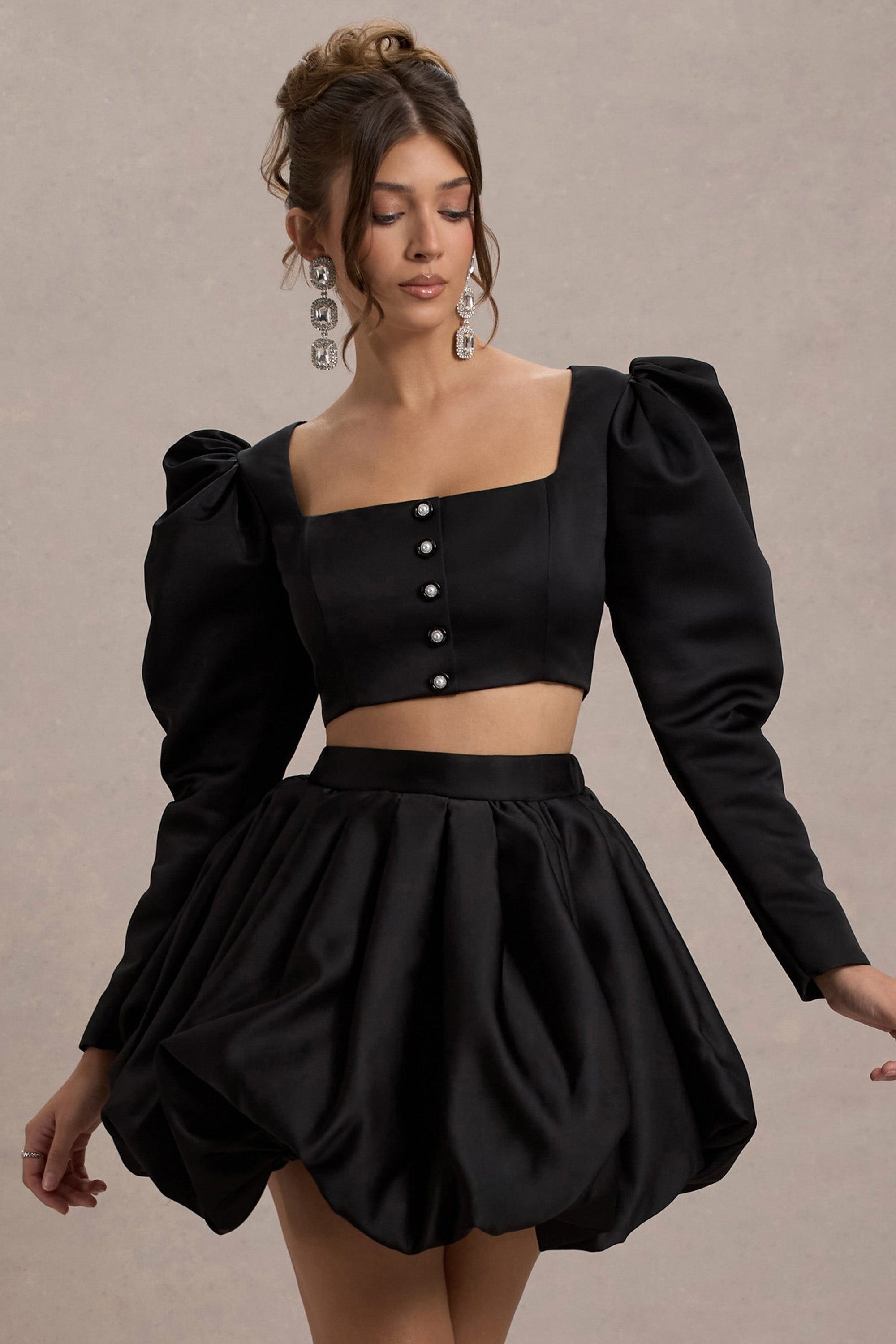 Eloisa | Veste courte en satin noir à manches bouffantes