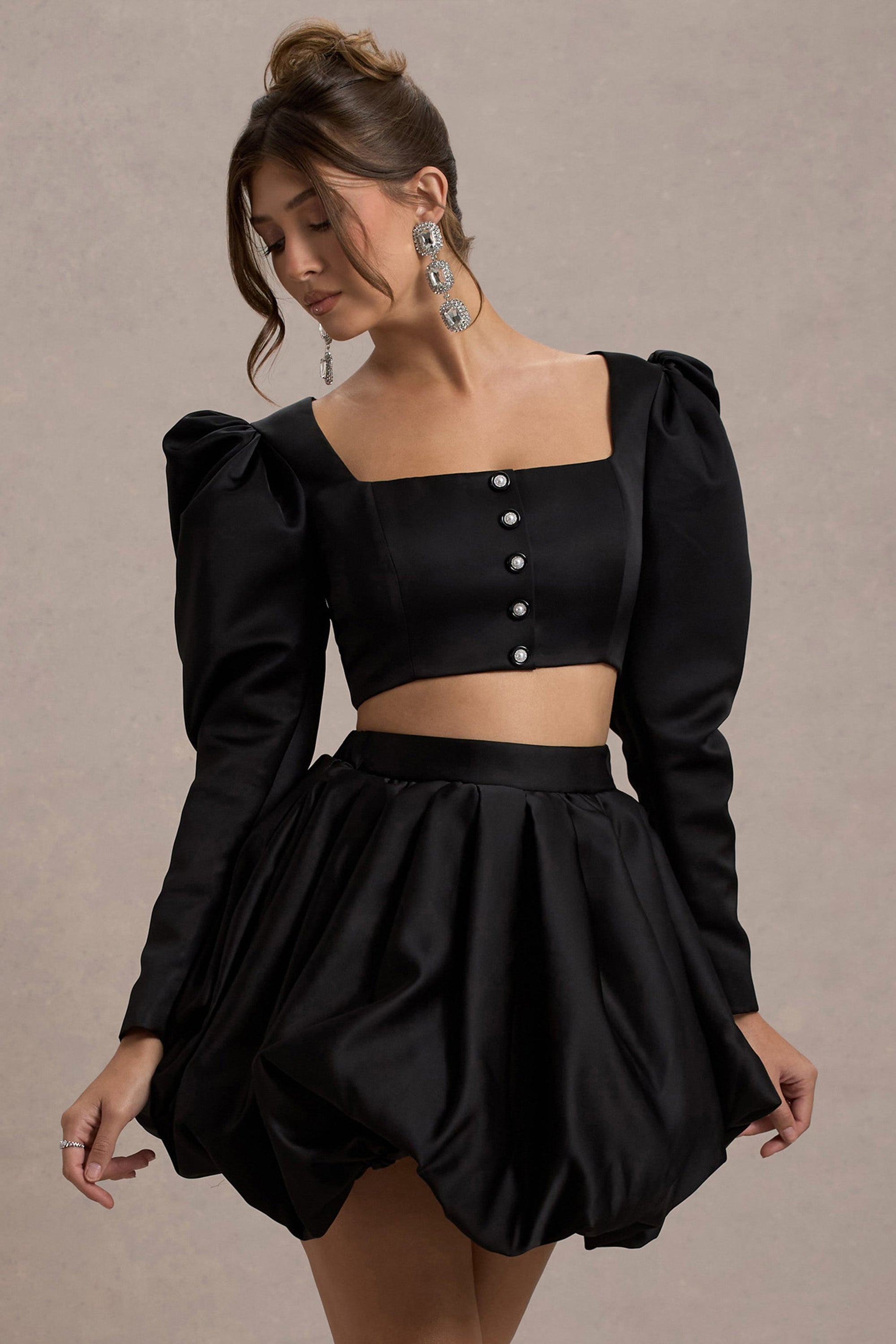 Eloisa | Veste courte en satin noir à manches bouffantes