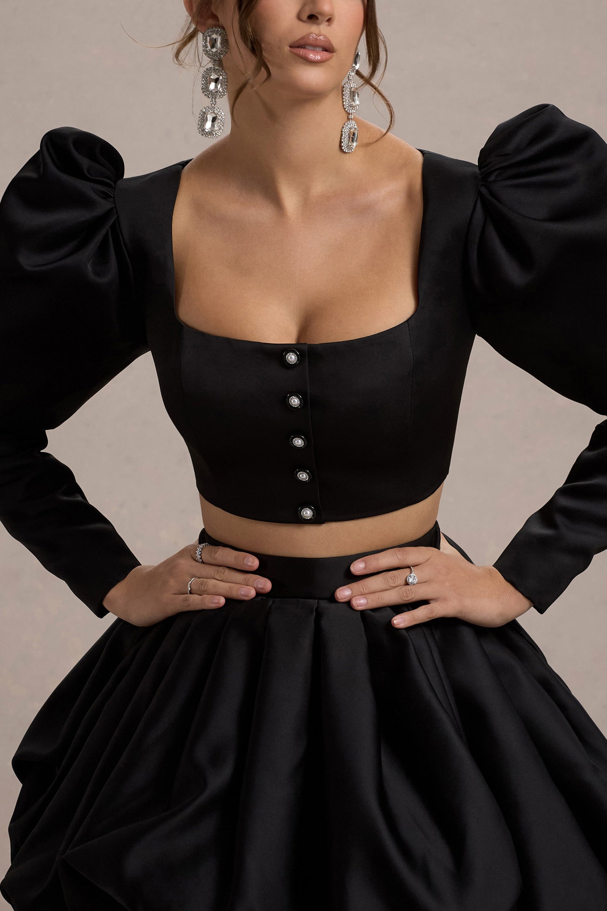 Eloisa | Veste courte en satin noir à manches bouffantes