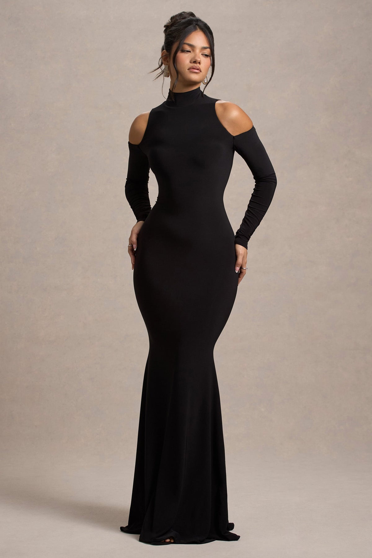 Catarina | Robe longue noire à col montant et manches longues avec découpes épaules dénudées