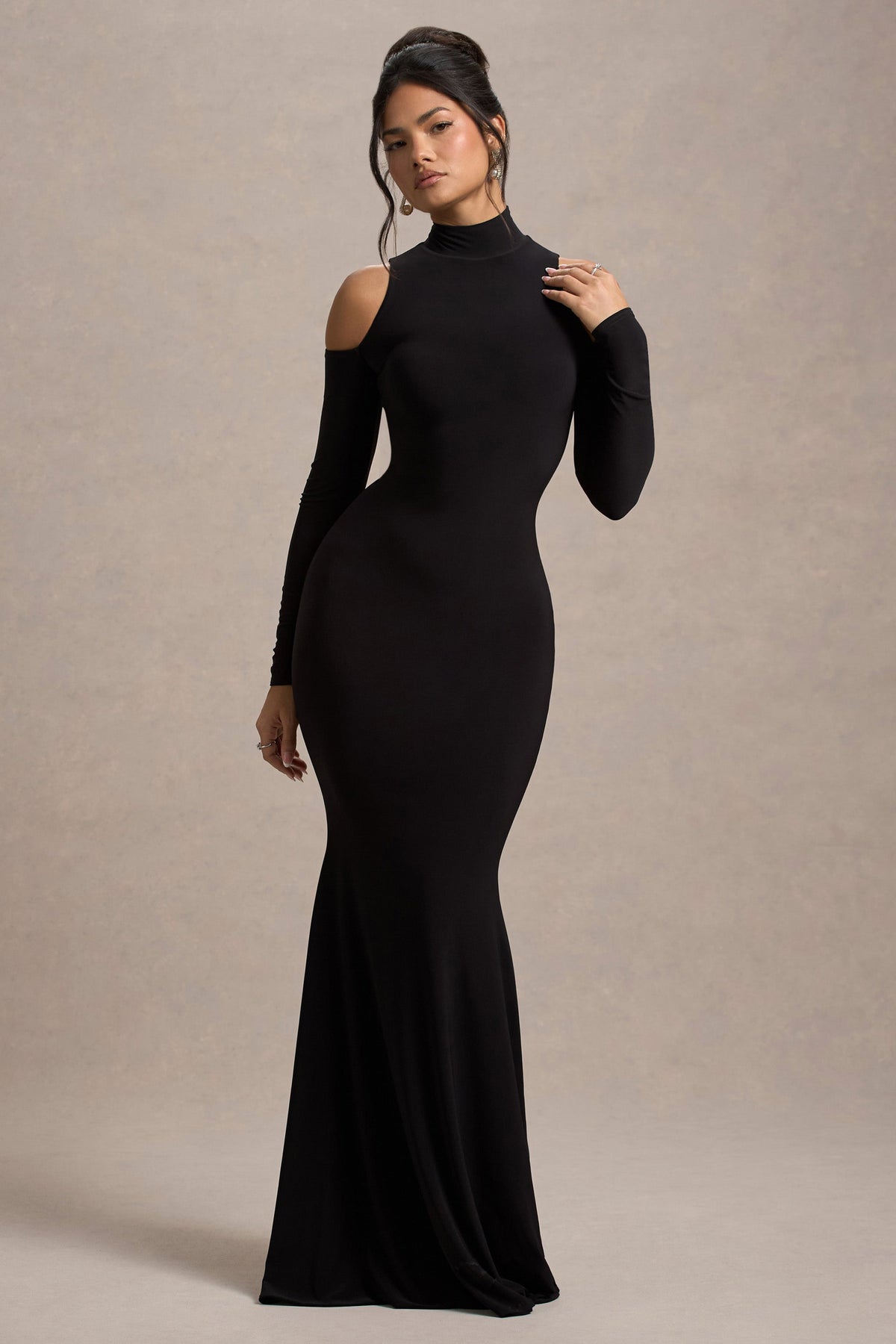 Catarina | Robe longue noire à col montant et manches longues avec découpes épaules dénudées