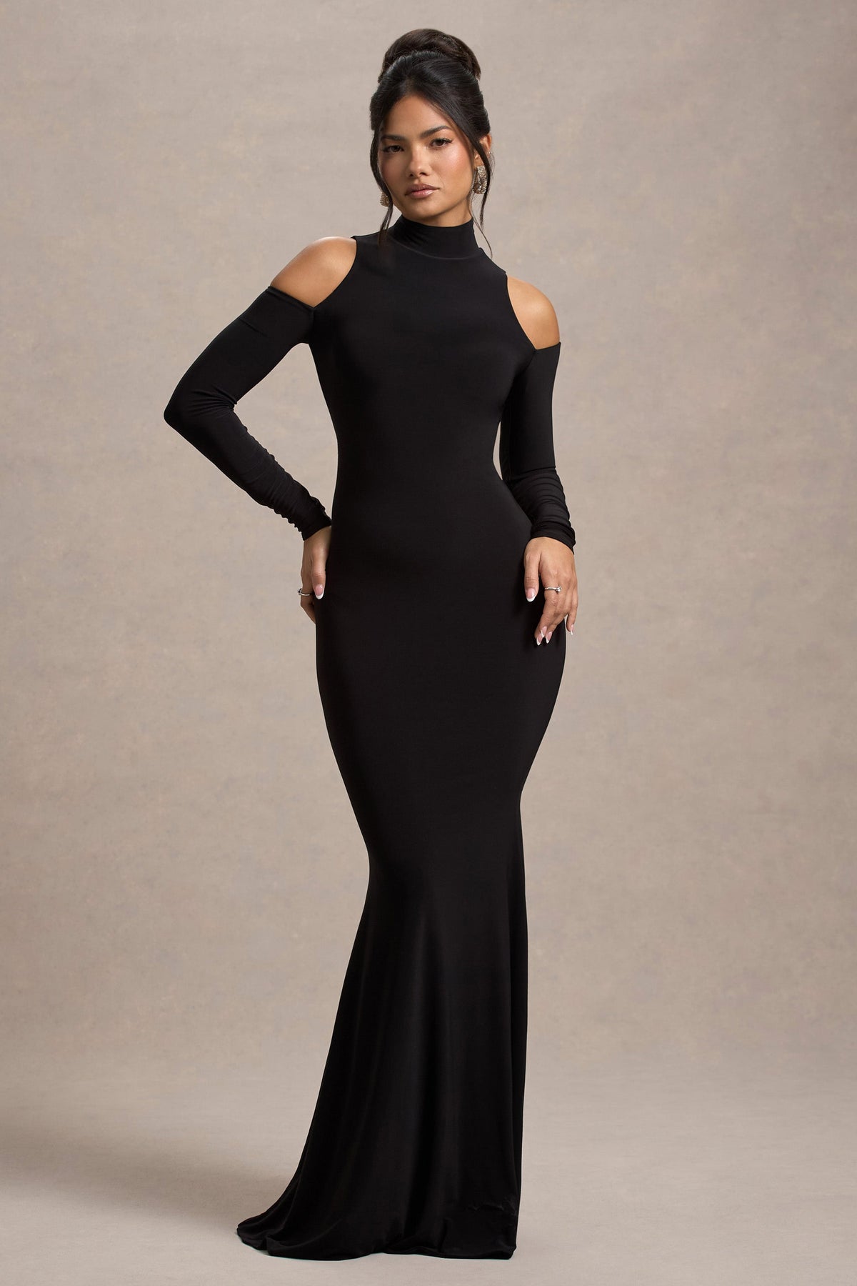 Catarina | Robe longue noire à col montant et manches longues avec découpes épaules dénudées