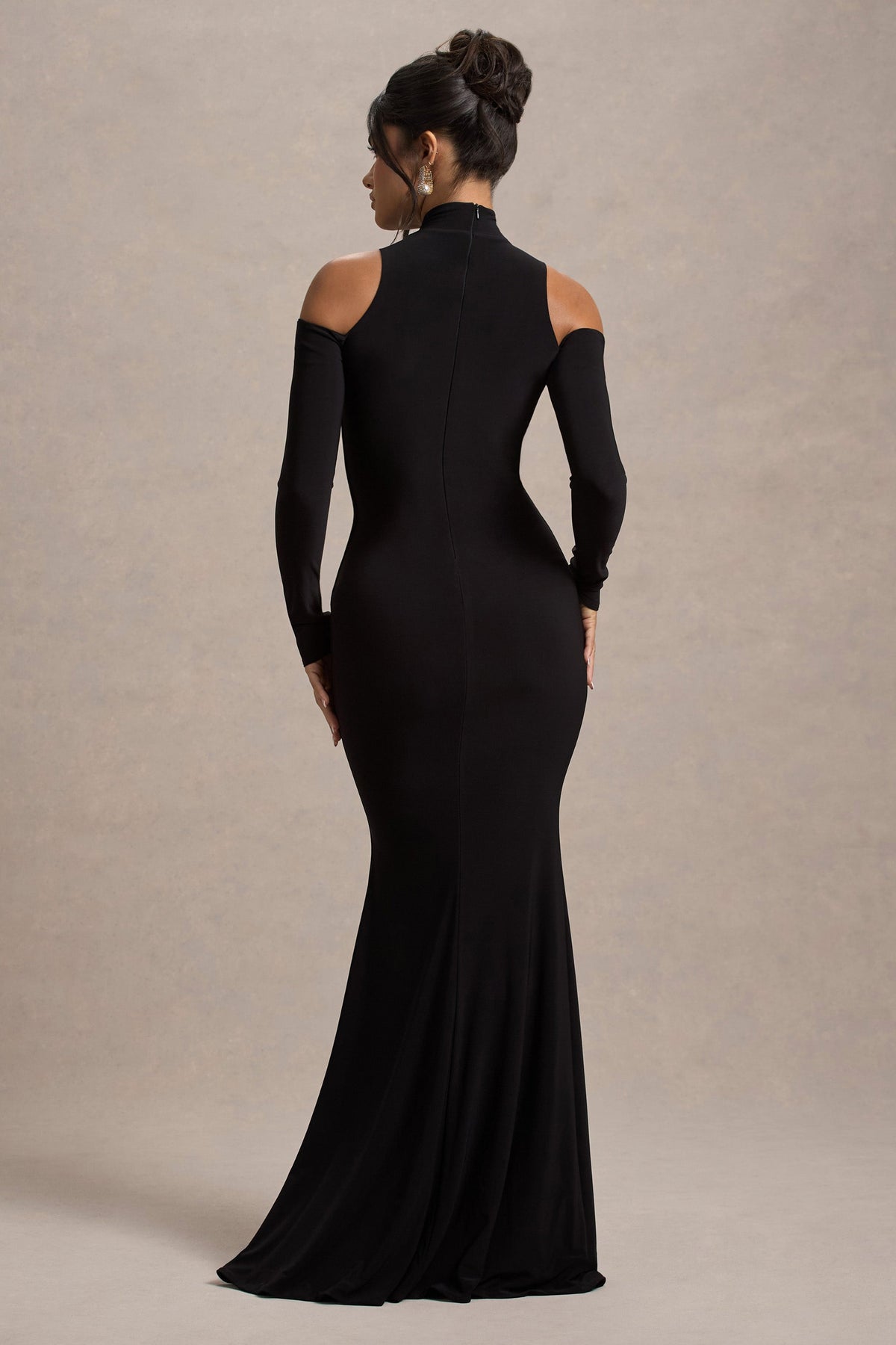 Catarina | Robe longue noire à col montant et manches longues avec découpes épaules dénudées