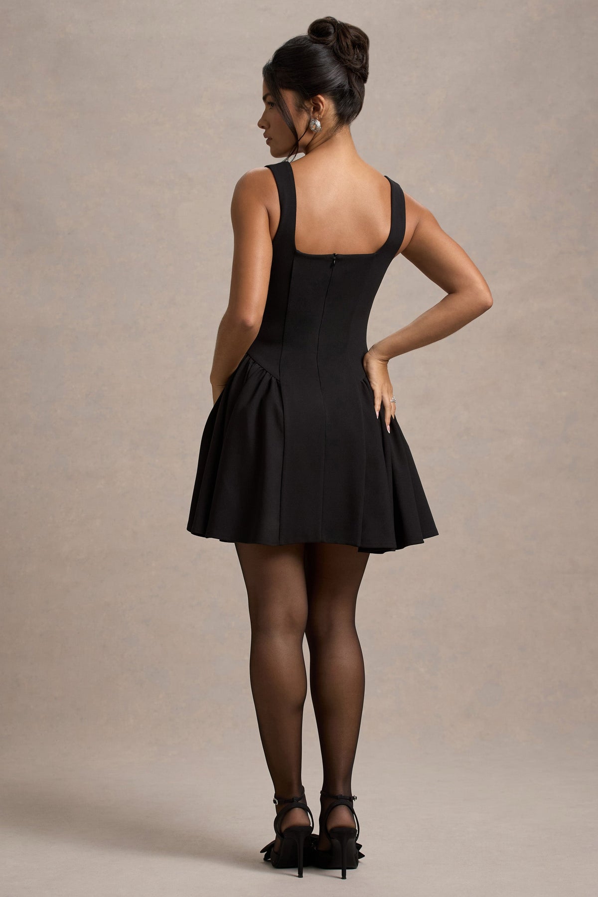 Fiala | Mini-robe noire à encolure carrée avec jupe volumineuse