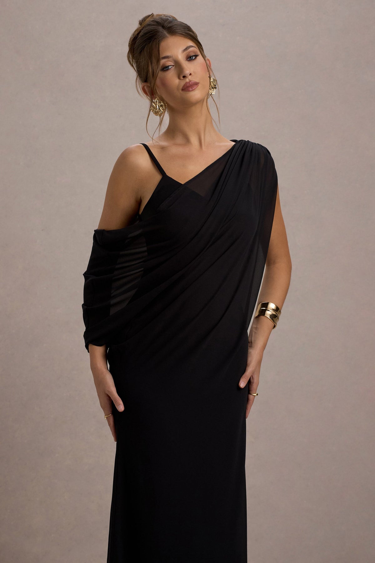 Aeliana | Robe longue noire à bretelles avec décolleté en V et ceinture en chiffon