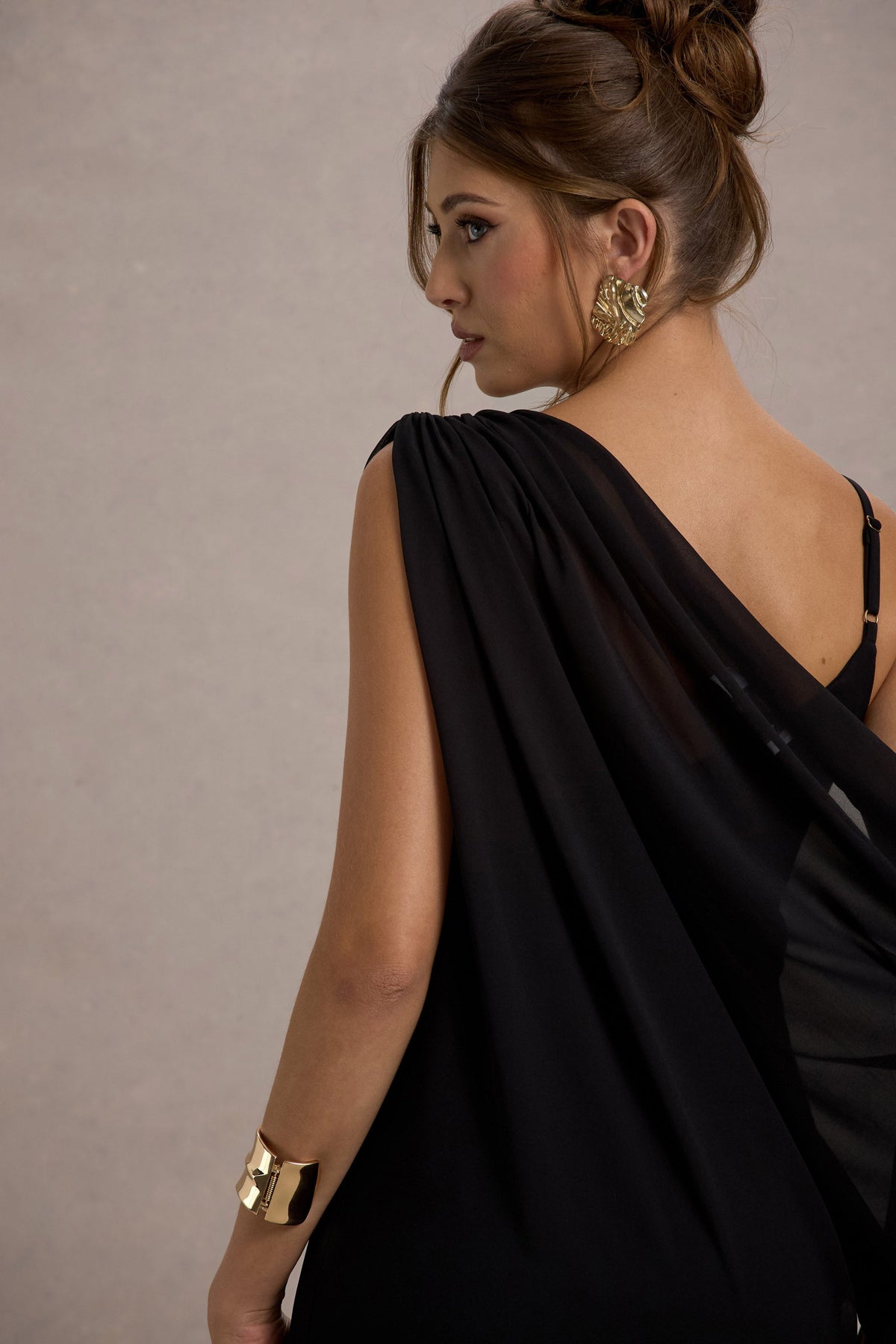 Aeliana | Robe longue noire à bretelles avec décolleté en V et ceinture en chiffon