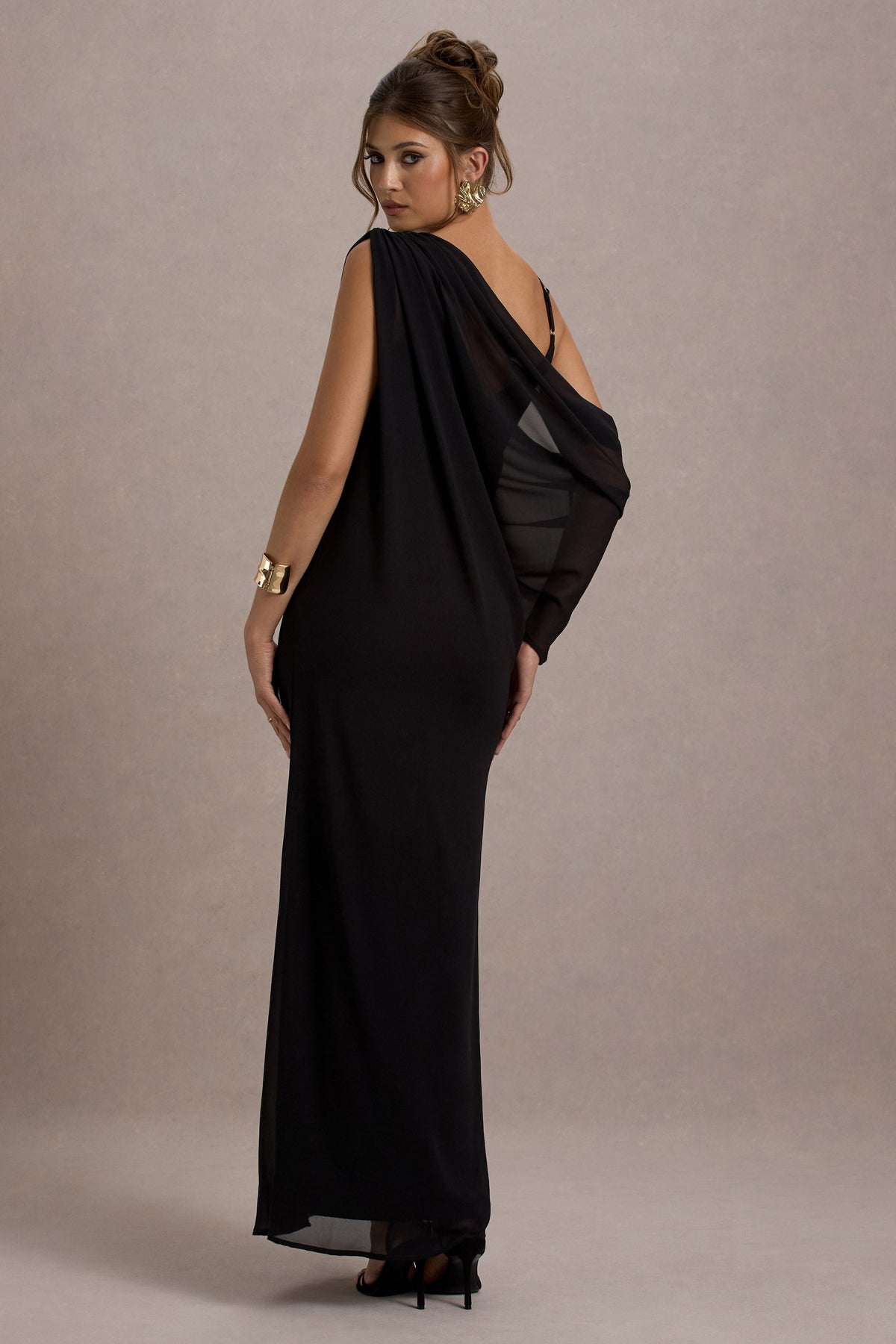 Aeliana | Robe longue noire à bretelles avec décolleté en V et ceinture en chiffon