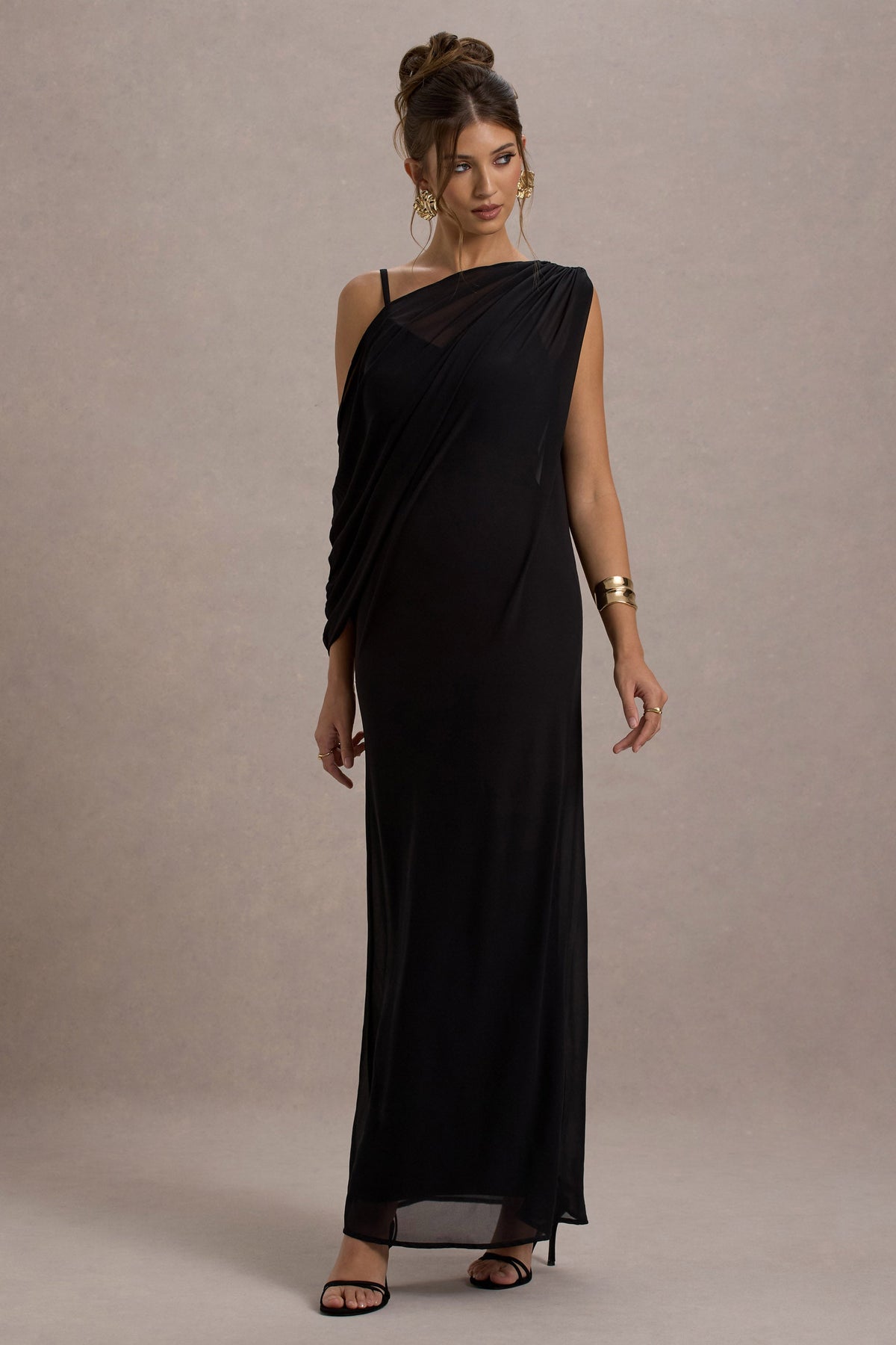 Aeliana | Robe longue noire à bretelles avec décolleté en V et ceinture en chiffon
