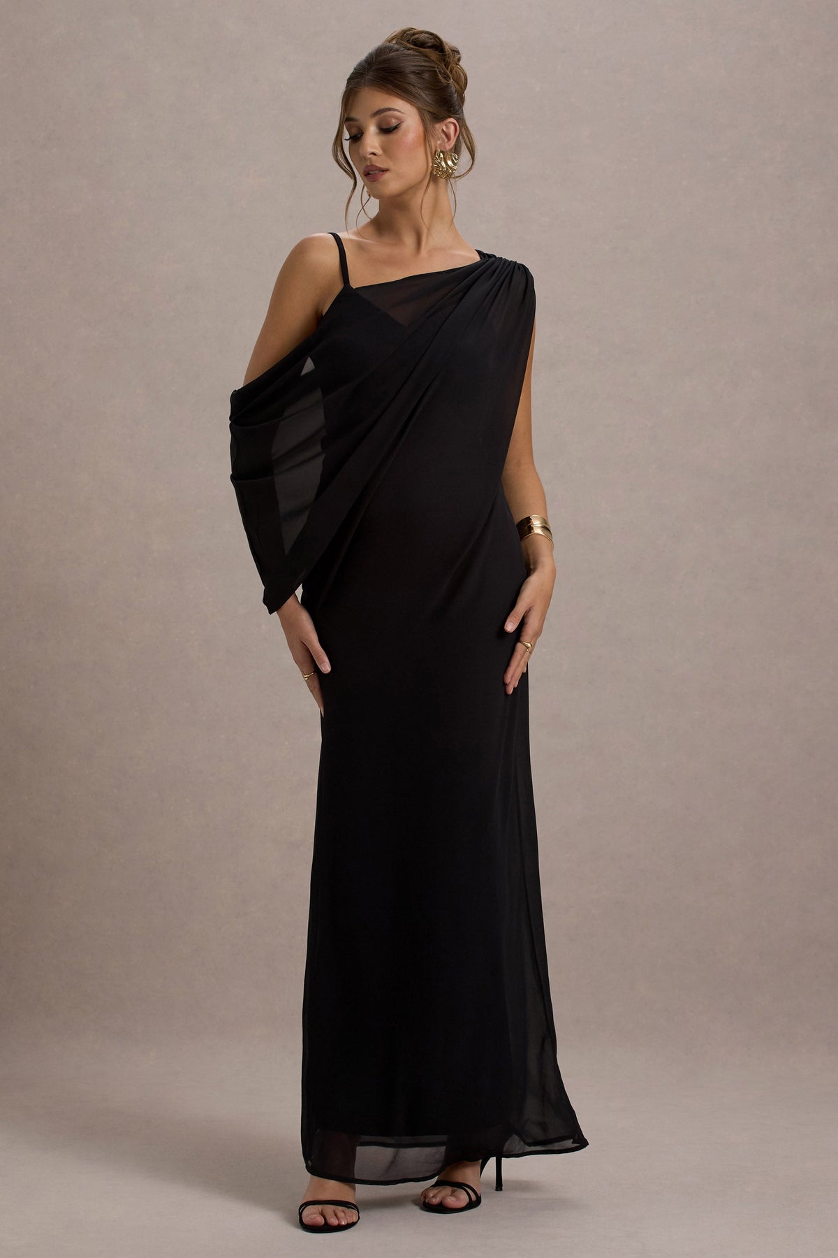 Aeliana | Robe longue noire à bretelles avec décolleté en V et ceinture en chiffon