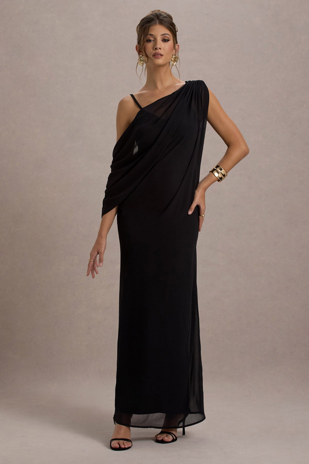 Aeliana | Robe longue noire à bretelles avec décolleté en V et ceinture en chiffon