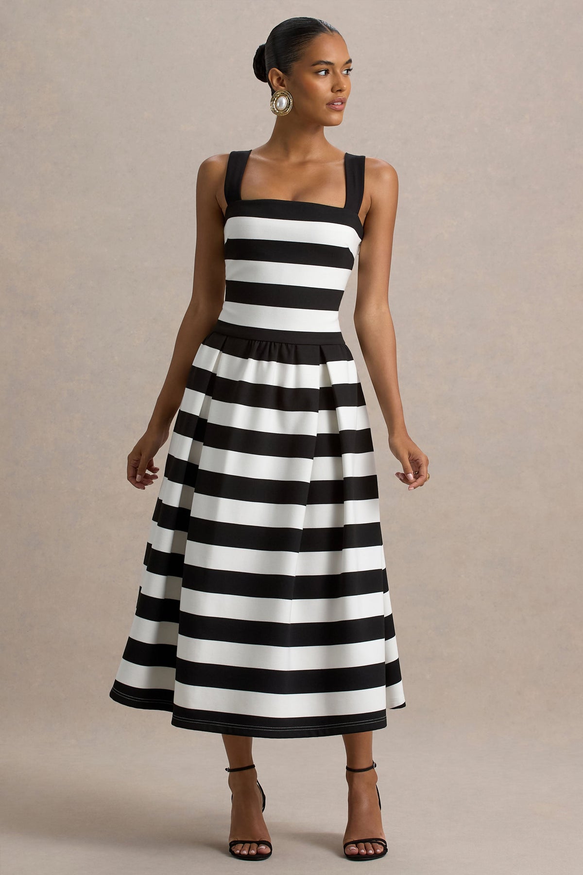 Robe noire et blanche - Passion Robe Noire Intemporelle Robe noire et blanche - Passion Robe Noire Intemporelle