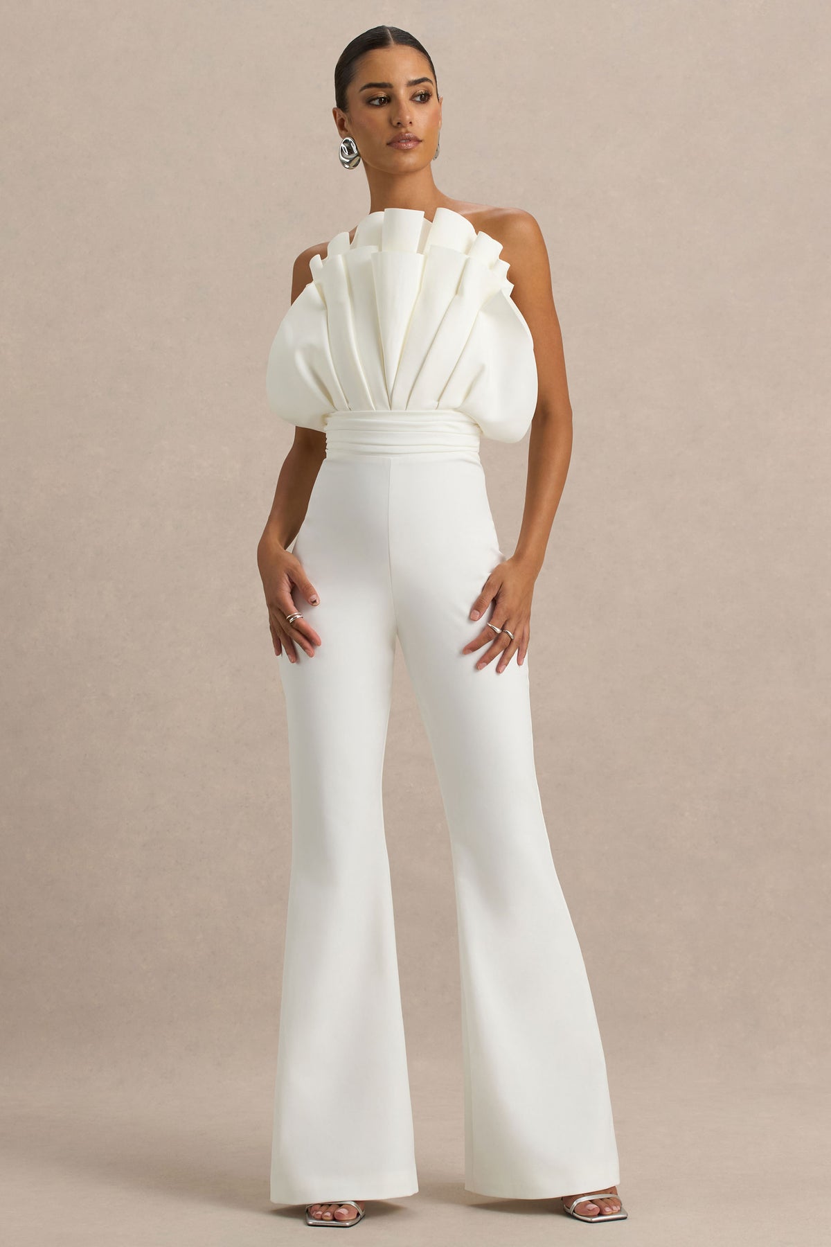 Riga Combinaison Blanche à Volants et Encolure Asymétrique – Club