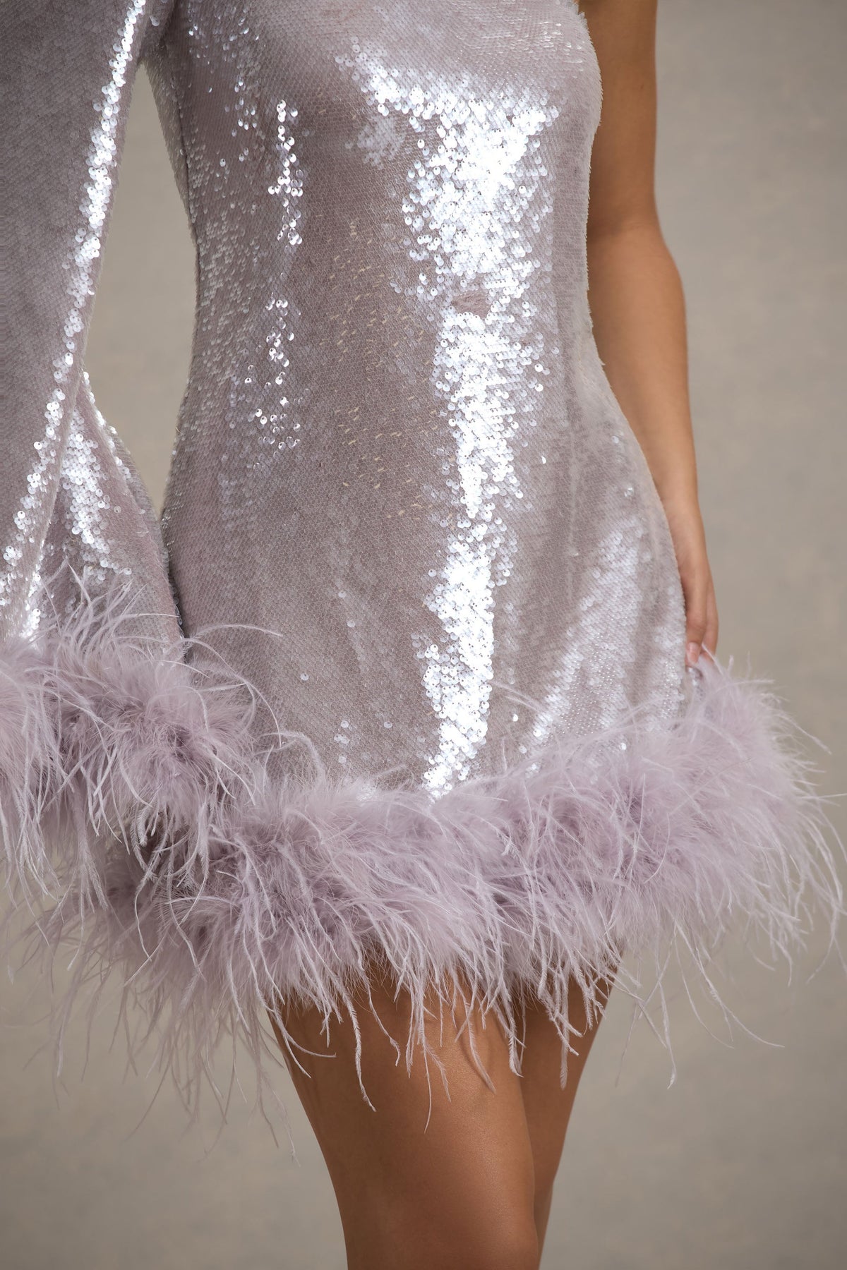 Free Soul | Robe Mini à Une Épaule en Sequins Lilas avec Garniture de Plumes