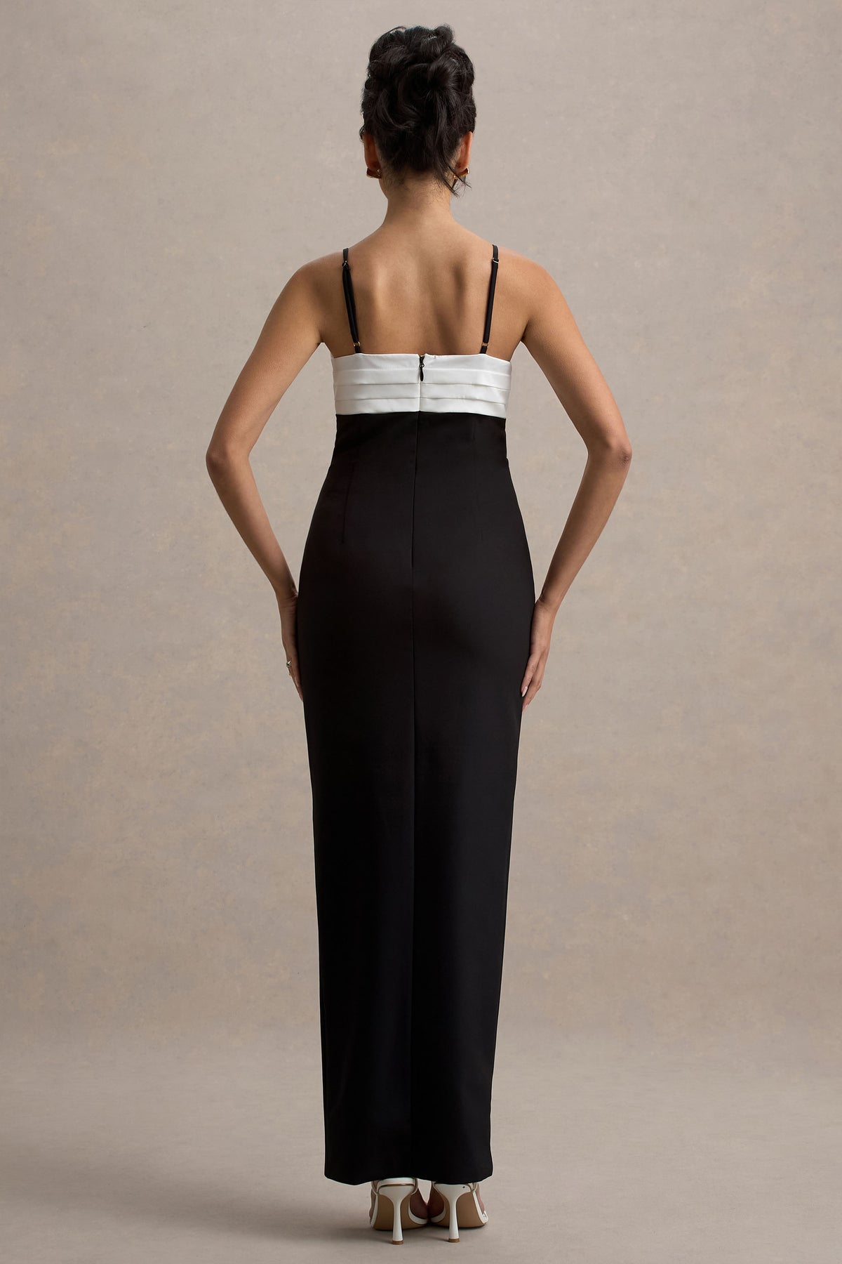 Rosalind | Robe longue cintrée noire et blanche à bretelles avec fente