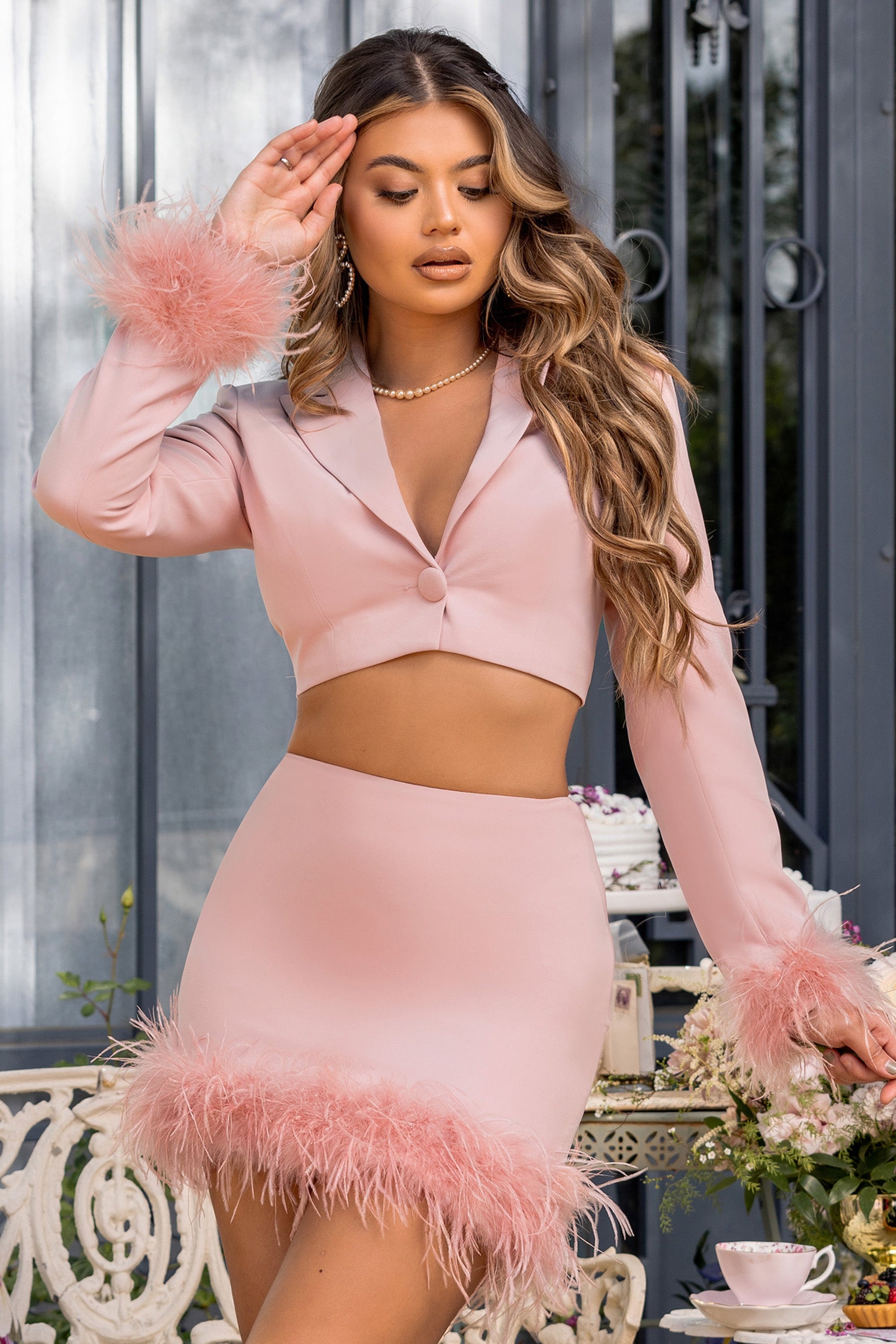 Tempting | Blazer court rose avec bordure en plumes sur les poignets des manches