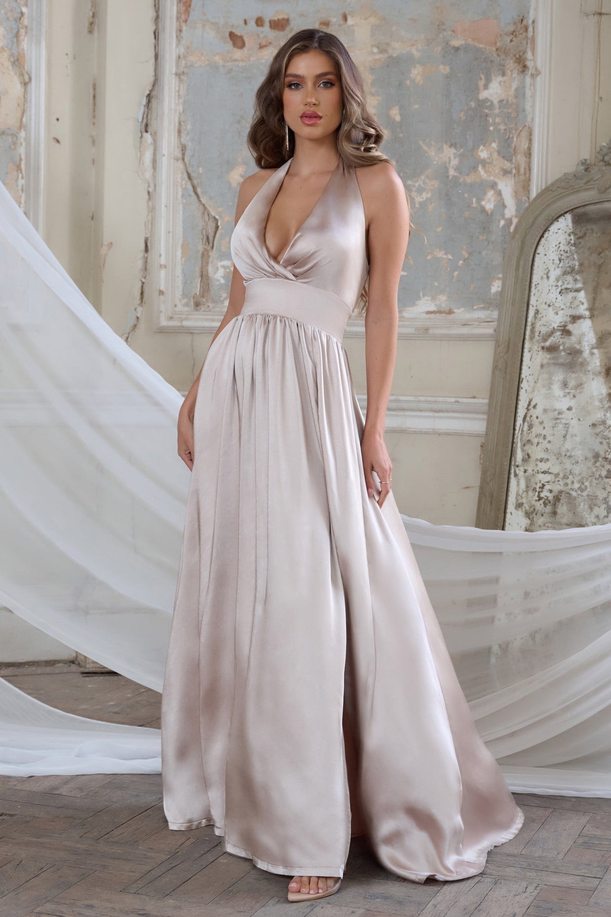 Mango Robe Verte Satin Mango Robe Mi-longue En Satin Fendue Sur Les Cts Bretelles Mango Robe Verte Satin Mango Robe Mi-longue En Satin Fendue Sur Les Cts Bretelles